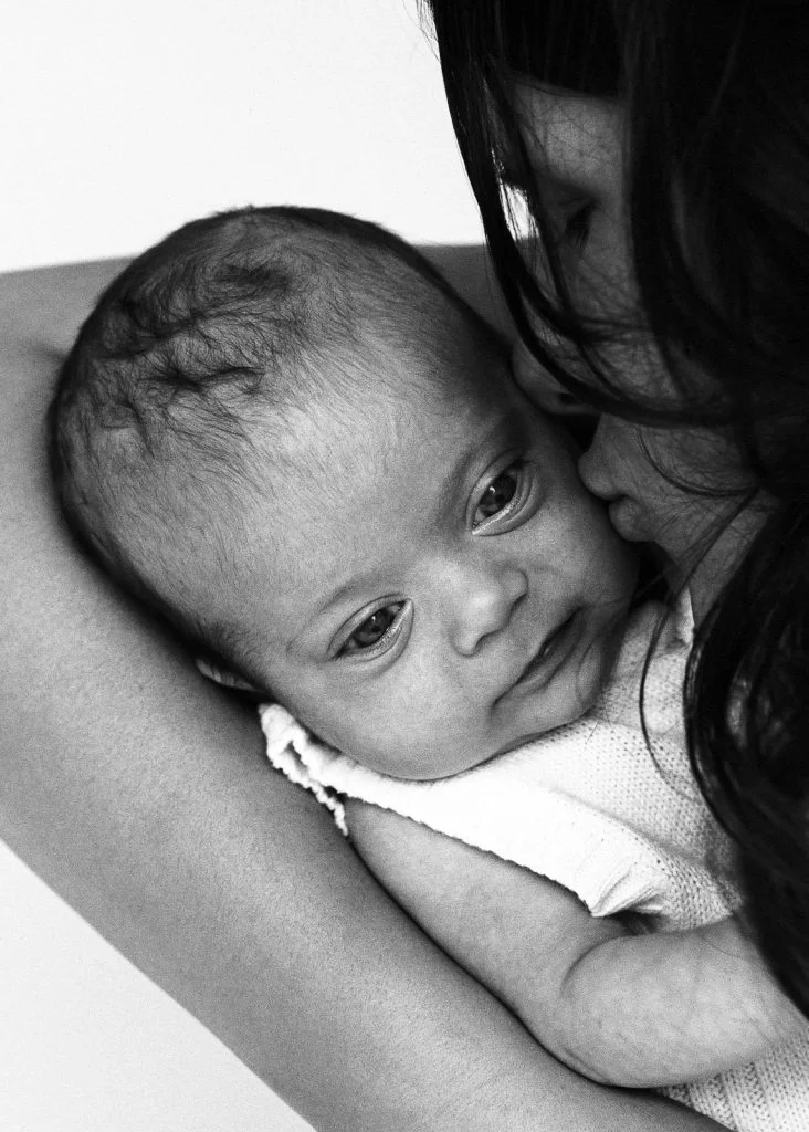 Mama küsst Baby auf die Wange beim Baby Shooting in Hamburg Harvestehude
