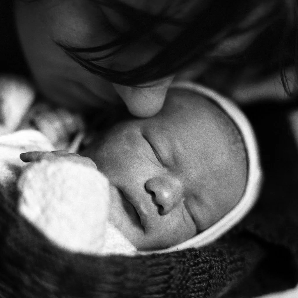 Mama schmust mit ihrem Baby beim Baby Shooting in Hamburg Altona