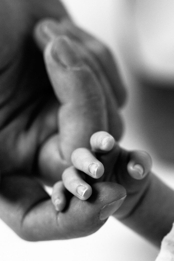 Close-up Mamas Finger hält Babyhand beim Baby Fotoshooting in Jesteburg bei Hamburg