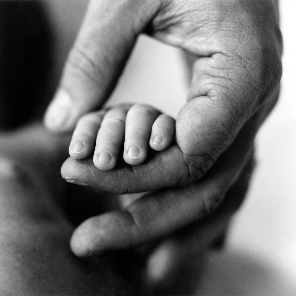 Kleine Babyhand in Papas Hand beim Baby Shooting in Hamburg Eimsbüttel