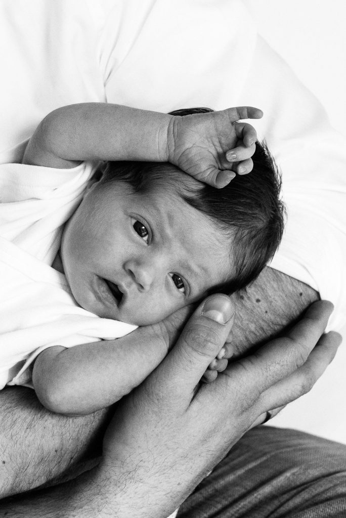Baby auf Papas Arm beim Baby Fotoshooting in Hamburg Barmbek