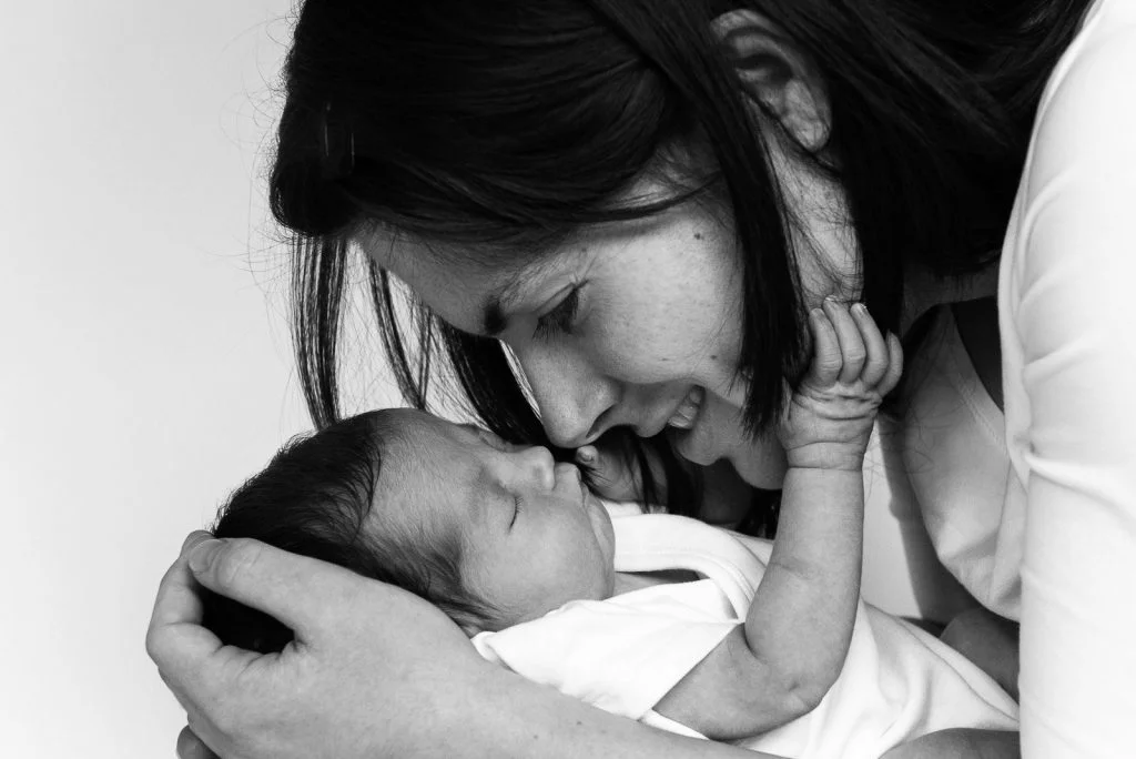 Baby und Mama Nase an Nase beim Baby Fotoshooting in Hamburg Barmbek