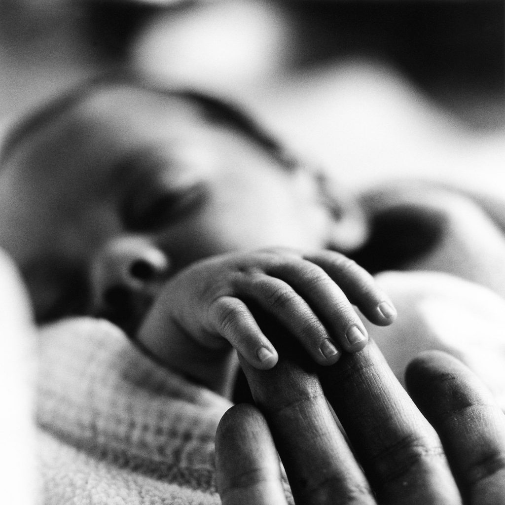 Close-up von der Babyhand bei der Neugeborenenfotografie in Hamburg Sasel