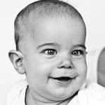 Lachendes Babygesicht beim Baby Fotoshooting mit dem Tageslicht