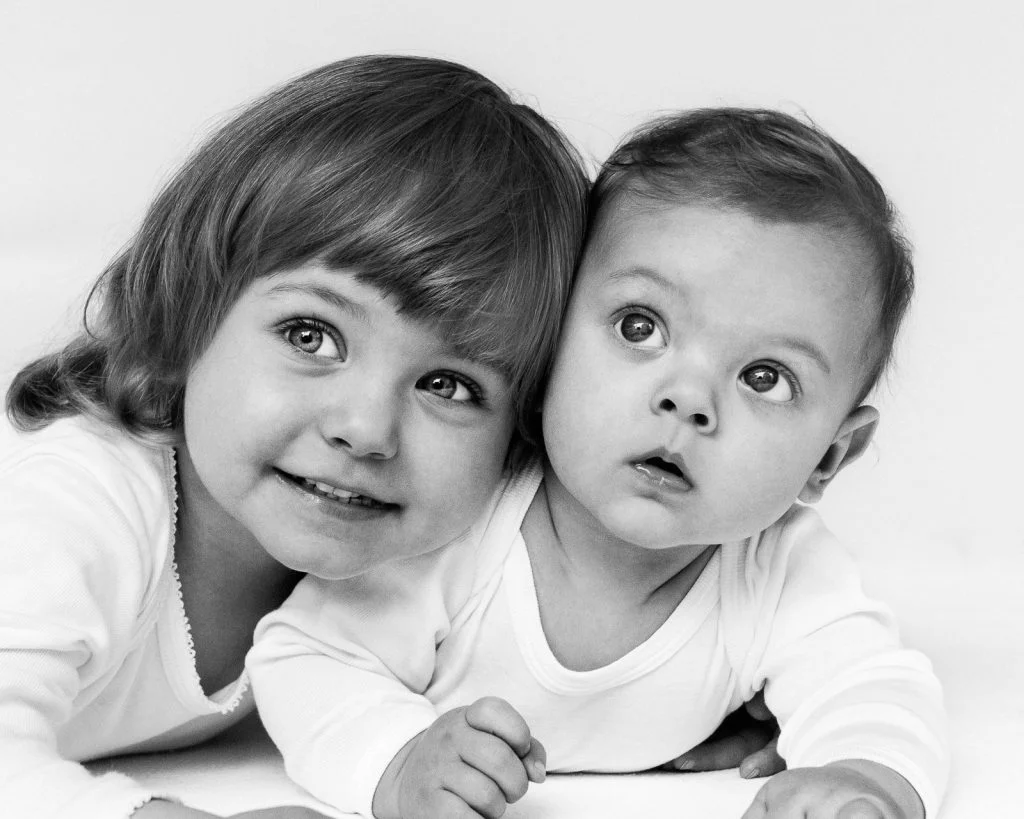 Baby und die grosse Schwester kuscheln miteinander beim Baby Fotoshooting in Hamburg-Poppenbüttel