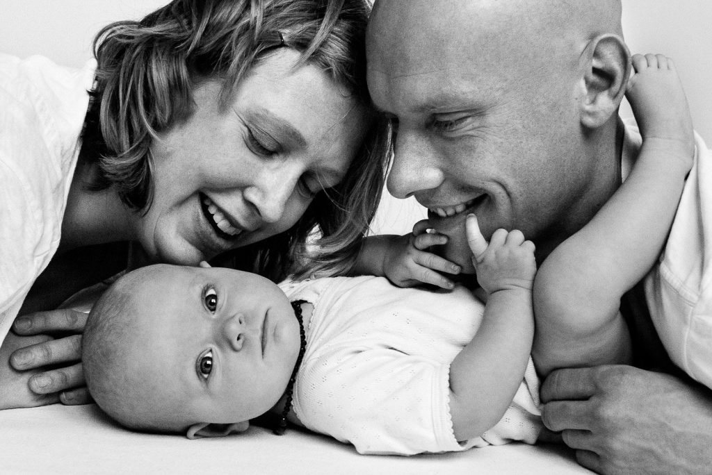 Mama und Papa kuscheln mit ihrem Baby beim Baby Fotoshooting in Hamburg Winterhude