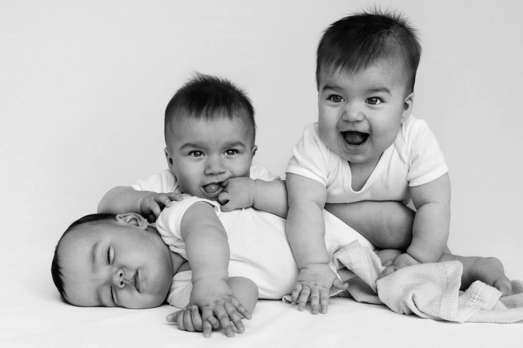 Drillinge gemeinsam auf dem Bauch liegend beim Baby Fotoshooting in Hamburg Eimsbüttel