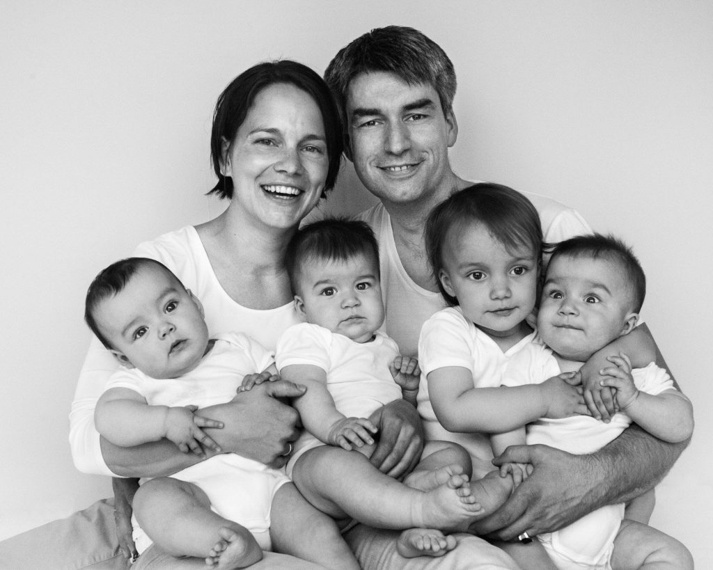 Mama, Papa, große Schwester und Drillinge beim Baby Fotoshooting in Hamburg Eimsbüttel