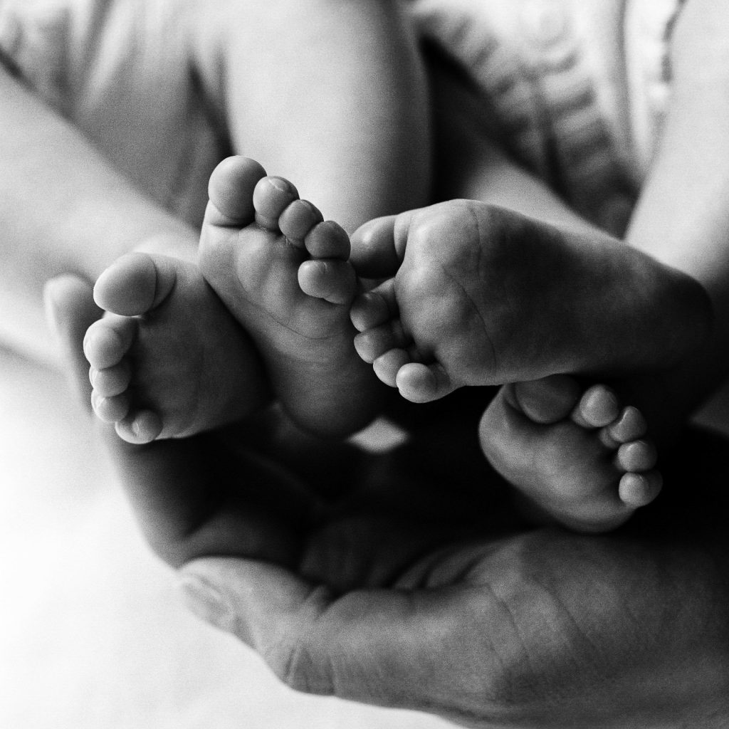 Babyfüsse von Zwillingen in Mamas Hand beim Baby Fotoshooting in Hamburg Neustadt