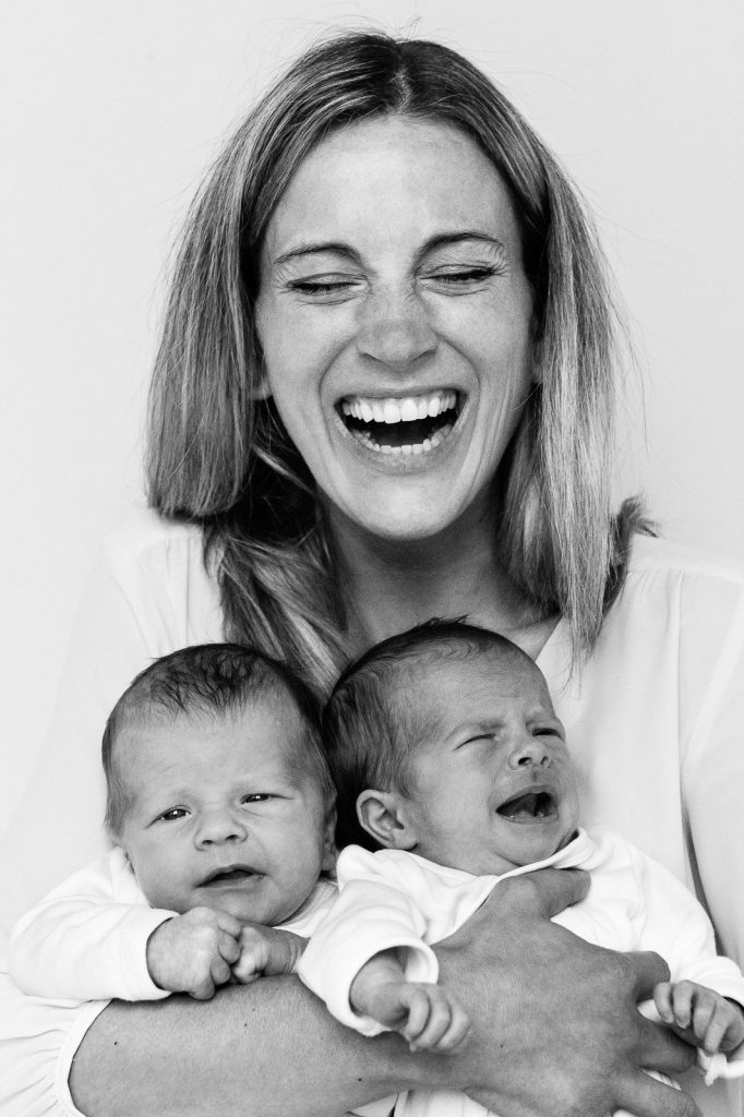 Lachende Mutter mit Zwillingen im Arm beim Baby Fotoshooting in Hamburg Barmbek