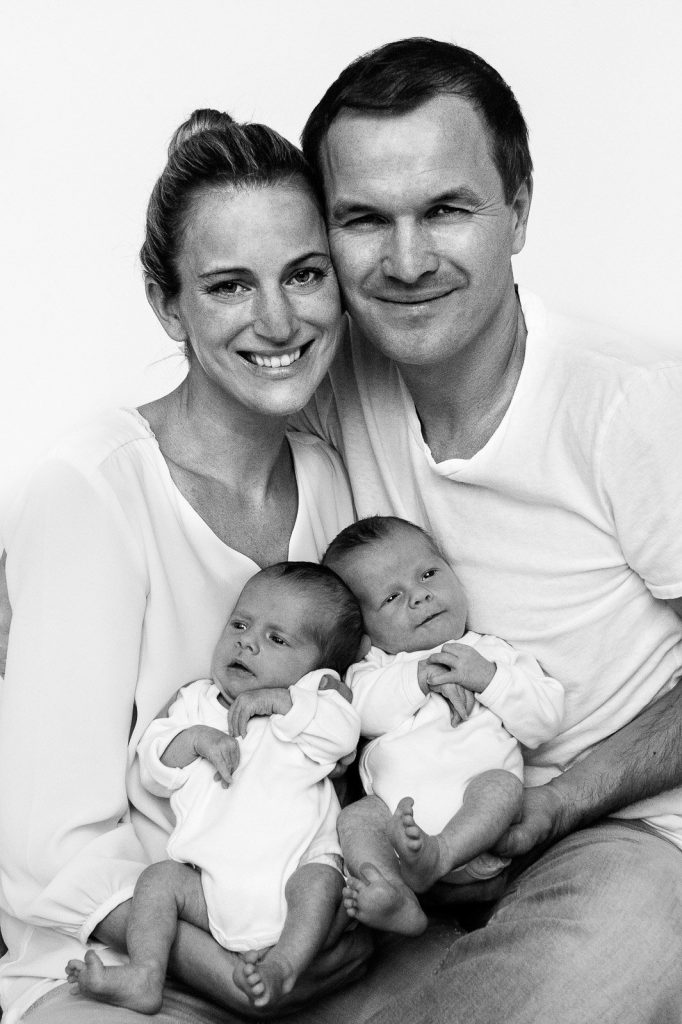 Mama und Papa mit Zwillingen im Arm beim Baby Fotoshooting in Hamburg Barmbek