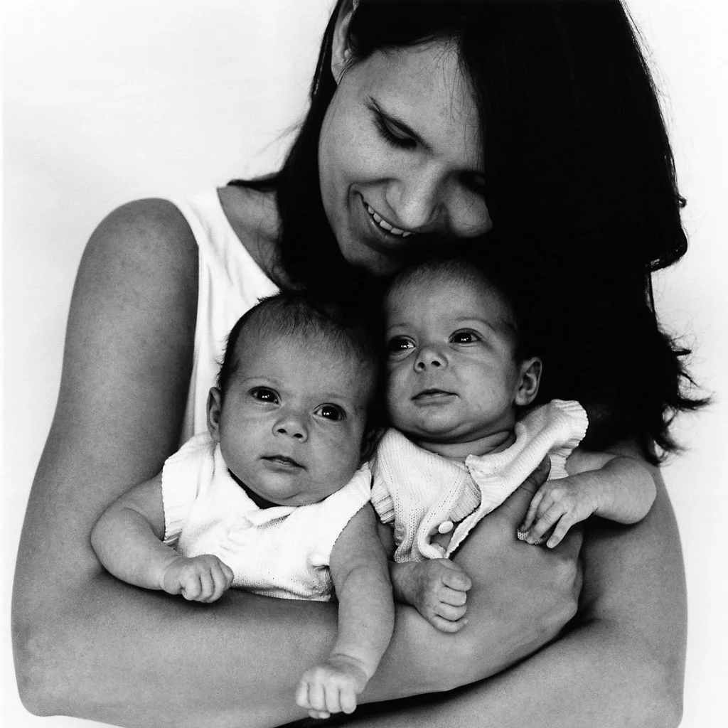 Mama hält ihre beiden Zwillingsbabys im Arm beim Baby Fotoshooting in Hamburg Neustadt