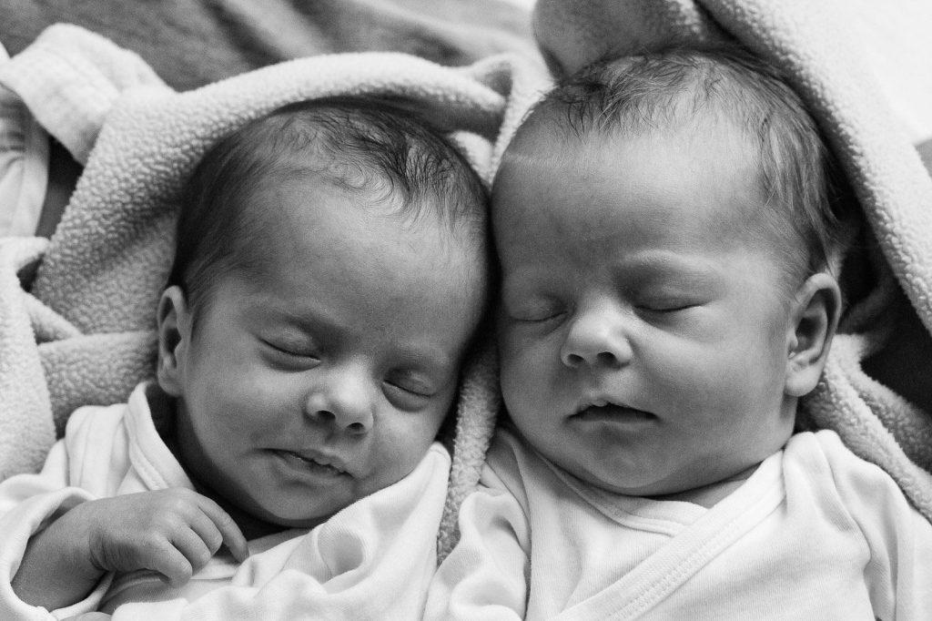 Schlafende Zwillinge beim Baby Fotoshooting in Hamburg Barmbek