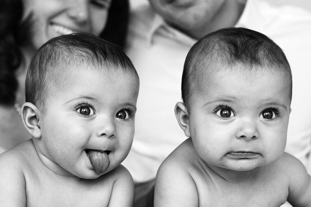 Ein Baby streckt die Zunge raus, close-up von Zwillingen und ihren Gesichtern beim Baby Fotoshooting in Hamburg Neustadt