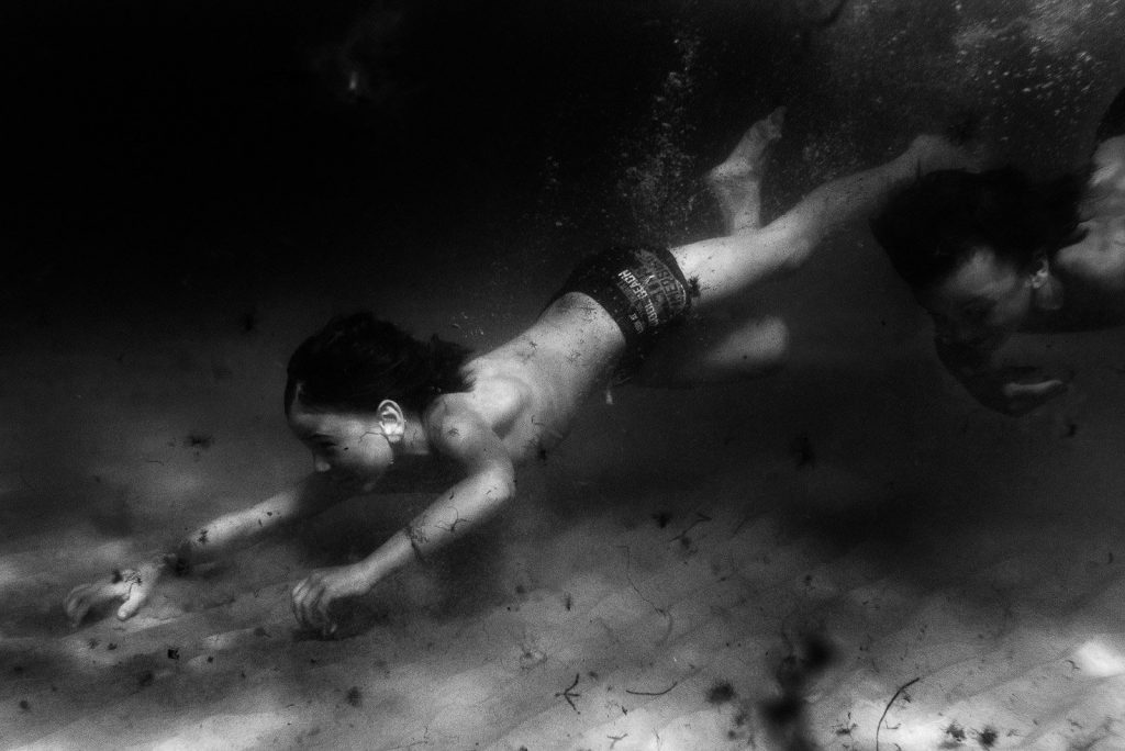 Kinderfotografie im Wasser, Kinderschwimmen und Kindertauchen in der Ostsee mit Unterwasserfotografie