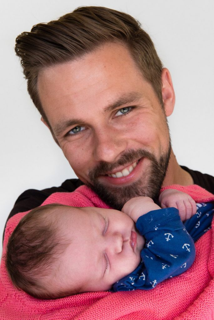 Papa hält sein Baby im Arm beim Baby Fotoshooting in Hamburg Altstadt