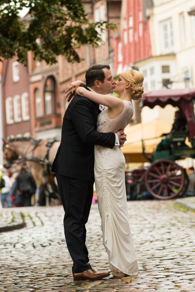 Hochzeitskuß bei den Hochzeitsfotos in der Altstadt von Lüneburg beim Hochzeitsfotograf Hamburg