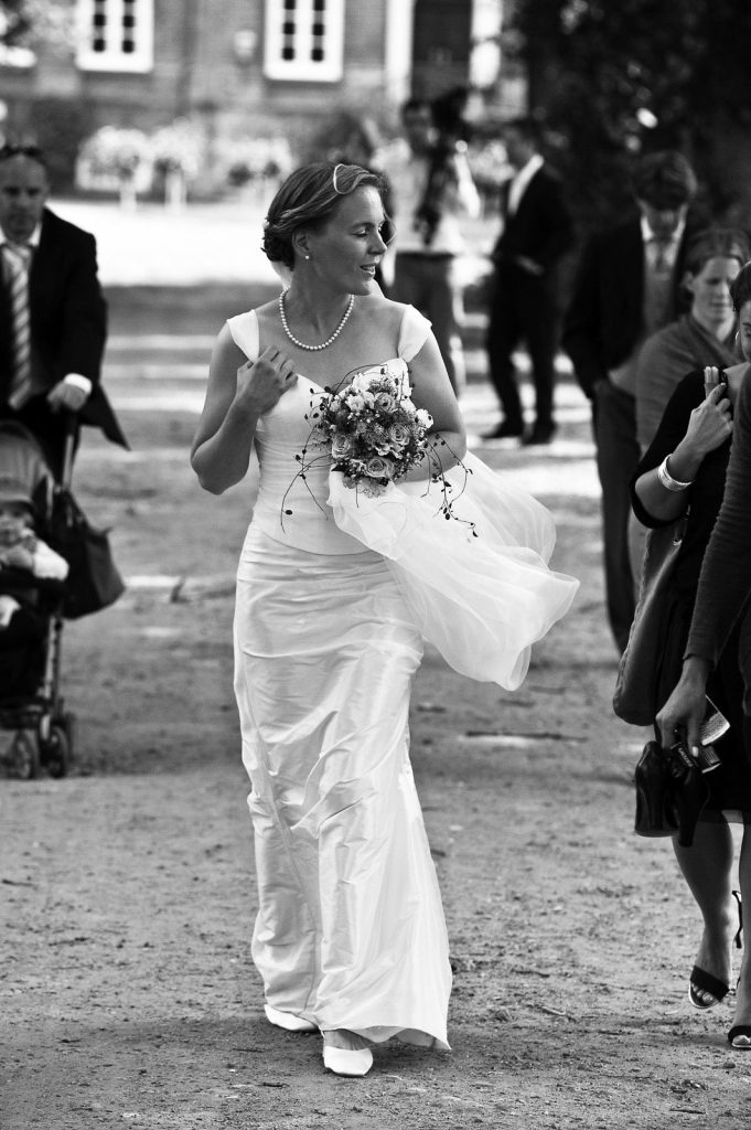 Braut im Brautkleid auf dem Weg zur Hochzeitsfeier beim Hochzeitsfotograf Hamburg