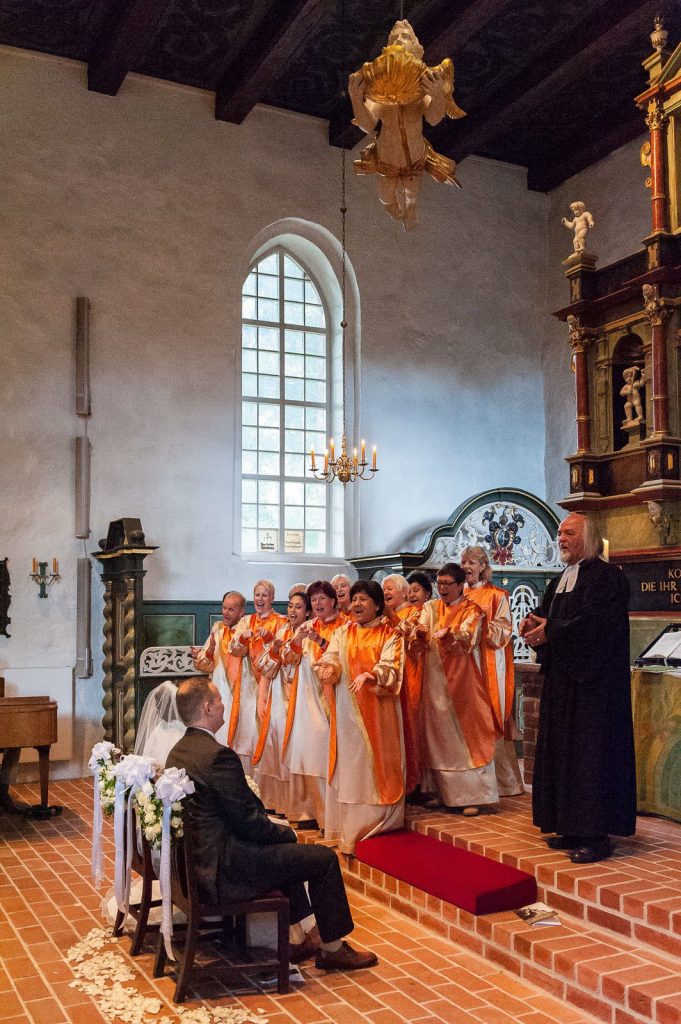 Gospelchor singt für das Brautpaar in der Bergstedter Kirche beim Hochzeitsfotograf Hamburg