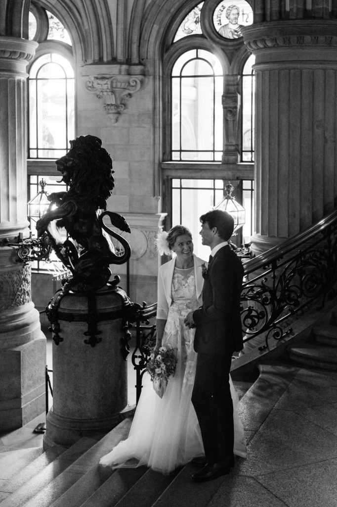 Das Hochzeitspaar wartet auf den Treppen der Empfangshalle vom hamburger Rathaus auf seine Trauzeremonie im Phönixsaal beim Hochzeitsfotograf Hamburg