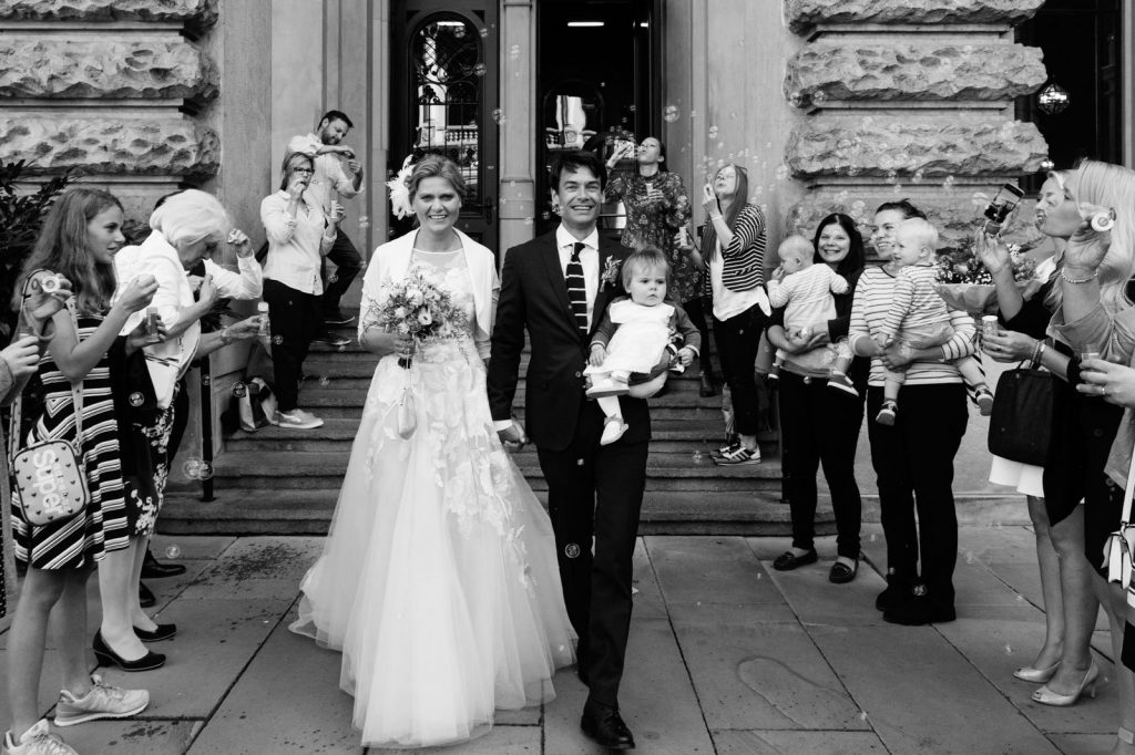 Gratulationen und jede Menge Seifenblasen von den Hochzeitsgästen nach der Trauung im Phönixsaal im Hamburger Rathaus beim Hochzeitsfotograf Hamburg