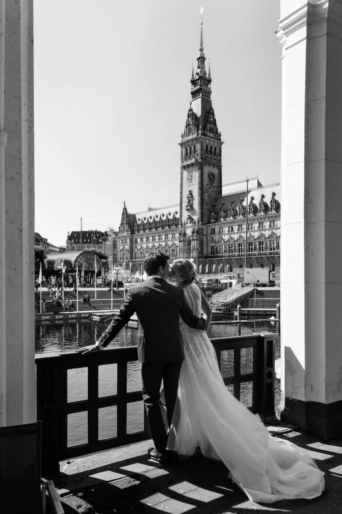 Hochzeitskuß an den Alsterarkaden mit Blick auf das Hamburger rathaus beim Hochzeitsfotograf Hamburg