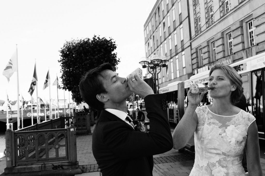 Braut und Bräutigam stoßen auf ihre Vermählung an beim Hochzeitsfotograf Hamburg