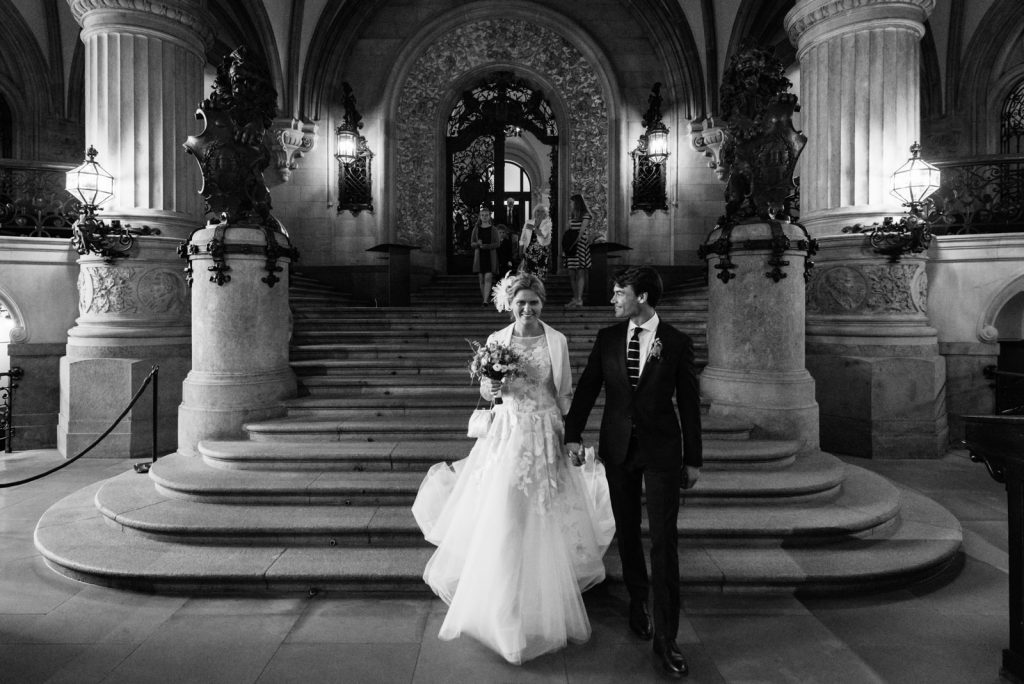 Das frisch vermählte Brautpaar verläßt nach der Trauung im Phönixsaal über die weitläufigen Treppen das Hamburger Rathaus beim Hochzeitsfotograf Hamburg