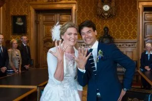 Das Hochzeitspaar zeigt voller Stolz die Eheringe nach der Trauung im prunkvollen Phönixsaal vom Hamburger Rathaus beim Hochzeitsfotograf Hamburg
