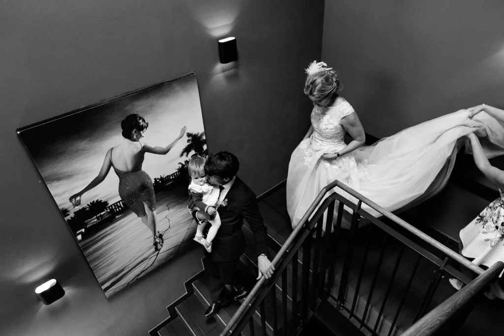 Das Hochzeitspaar verläßt die Dachterasse vom Hotel The George in Sankt Georg beim Hochzeitsfotograf Hamburg