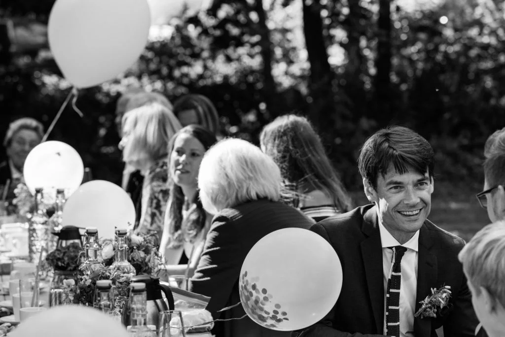 Der Bräutigam unterhält sich mit seinen gästen am Goldschätzchen der Koch Fabrik auf dem Golf Park Peiner Hof in Priesdorf beim Hochzeitsfotograf Hamburg