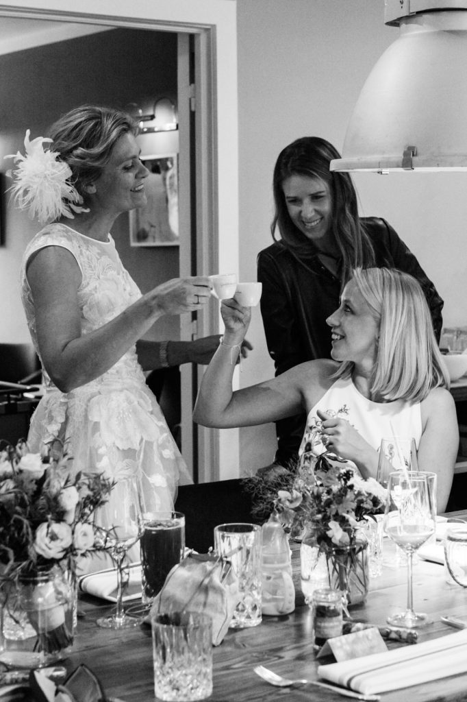 Die Braut und ihre Trauzeugin bei der Hochzeitsfeier im Goldschätzchen der Koch Fabrik auf dem Golf Park Peiner Hof in Priesdorf beim Hochzeitsfotograf Hamburg