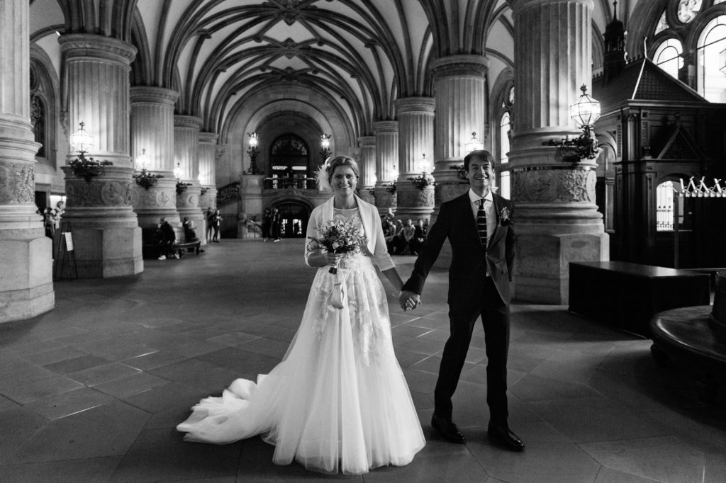 Das Hochzeitspaar betritt die Eingangshalle des Hamburger Rathaus beim Hochzeitsfotograf Hamburg