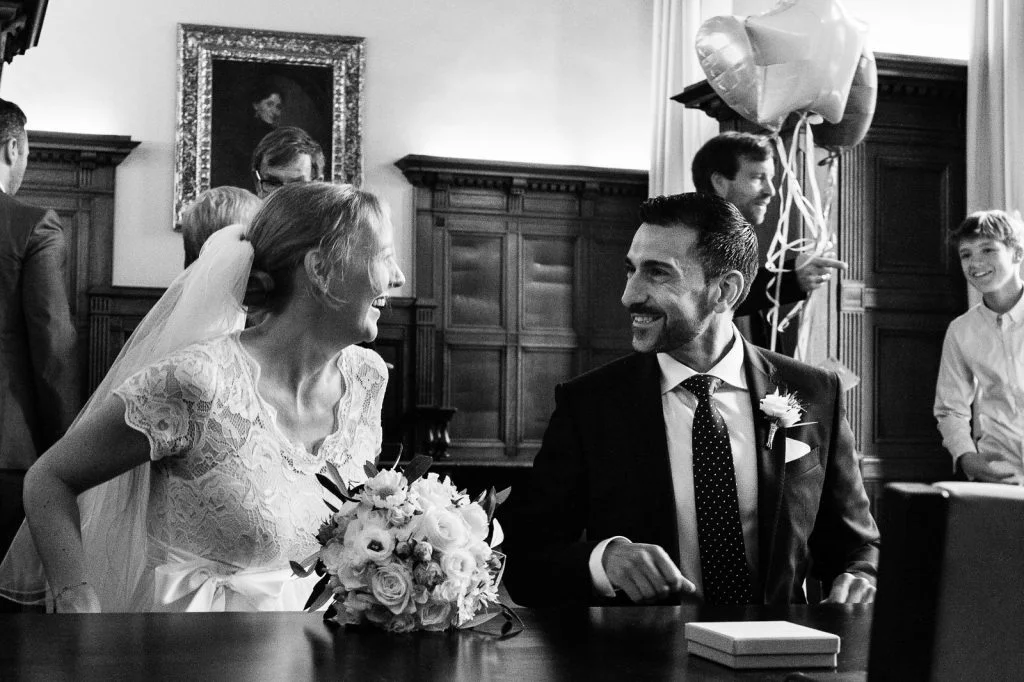 Hochzeitspaar im Trausaal vom Standesamt Düsseldorf