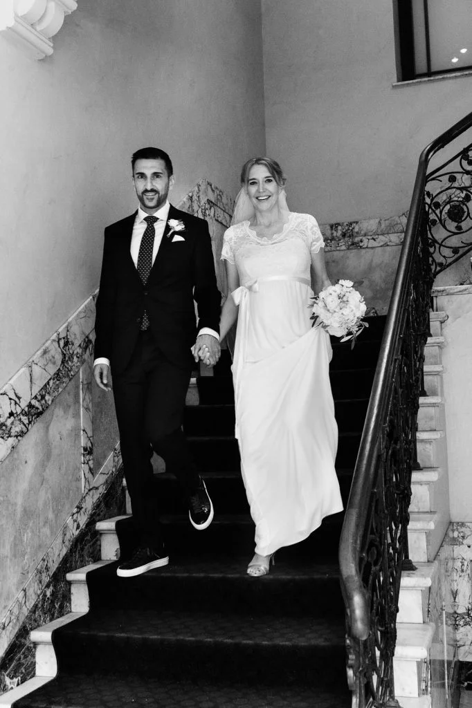 Hochzeitspaar nach der Trauung vor dem Standesamt Düsseldorf
