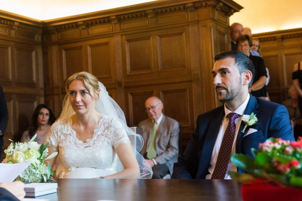 Hochzeitspaar im Trausaal vom Standesamt Düsseldorf