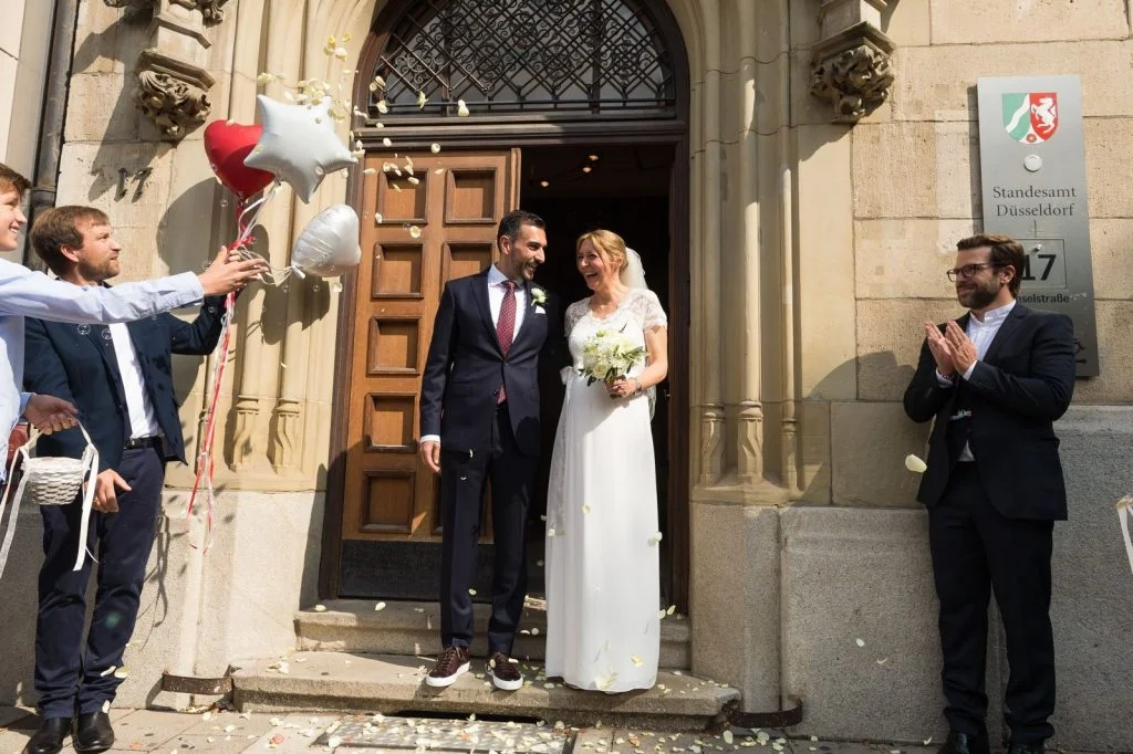 Hochzeitspaar nach der Trauung vor dem Standesamt Düsseldorf