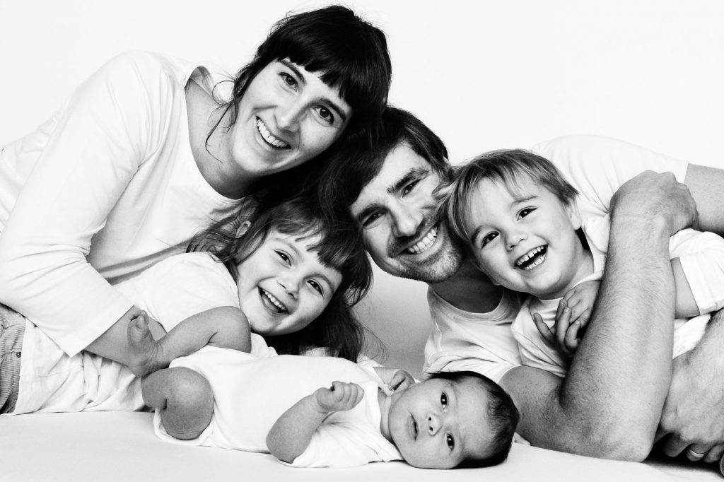 Familie mit Kindern und Baby bei der Neugeborenenfotografie in Hamburg