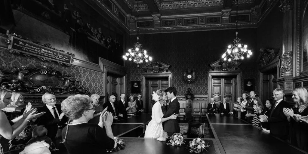 Hochzeitskuß bei der Trauung im Phönixsaal im Hamburger Rathaus beim Hochzeitsfotograf Hamburg