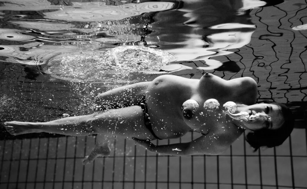 Schwangere taucht im Schwimmbecken bei den Babybauchfotos in Hamburg Billstedt